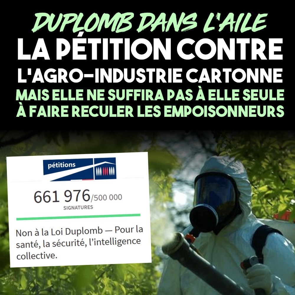 Un agriculteur en combinaison et masque à gaz déverse des produits chimiques : c'est pour éviter cela que des milliers de personnes signent la pétition contre la loi Duplomb