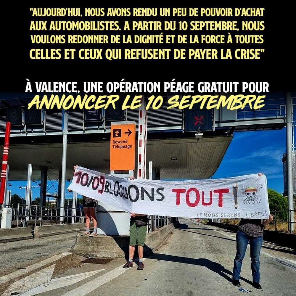 Une banderole appelant à tout bloquer le 10 septembre lors d'une opération "péage gratuit" dans la Drôme