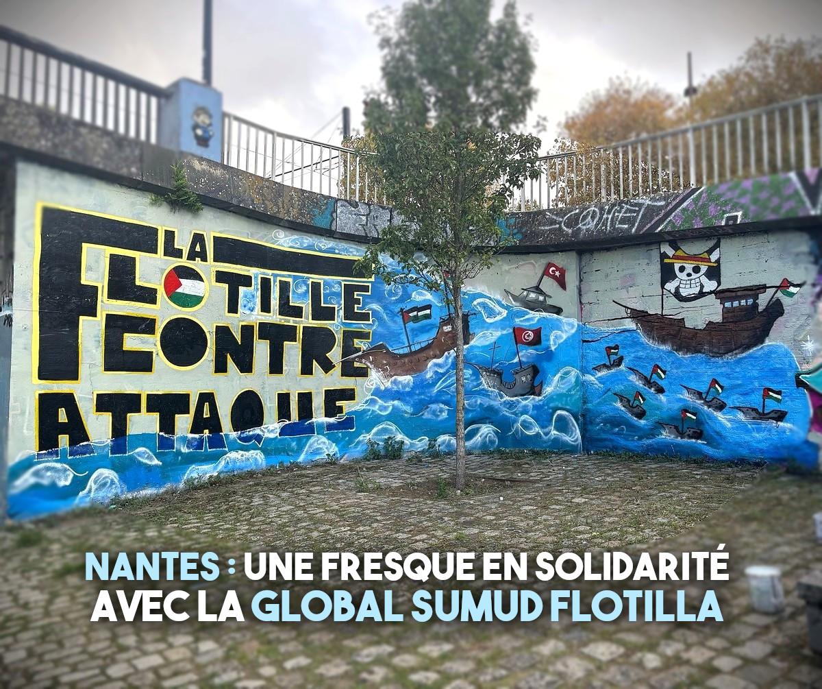 La fresque pour soutenir la flottille qui cherche à briser le blocus de Gaza fait l'angle d'un mur à Nantes.