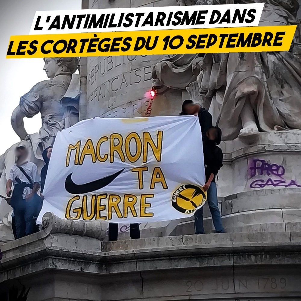 Un banderole "Macron nique ta guerre" sur la place de la République à Paris : l'antimilitarisme s'est affiché partout ce 10 septembre.