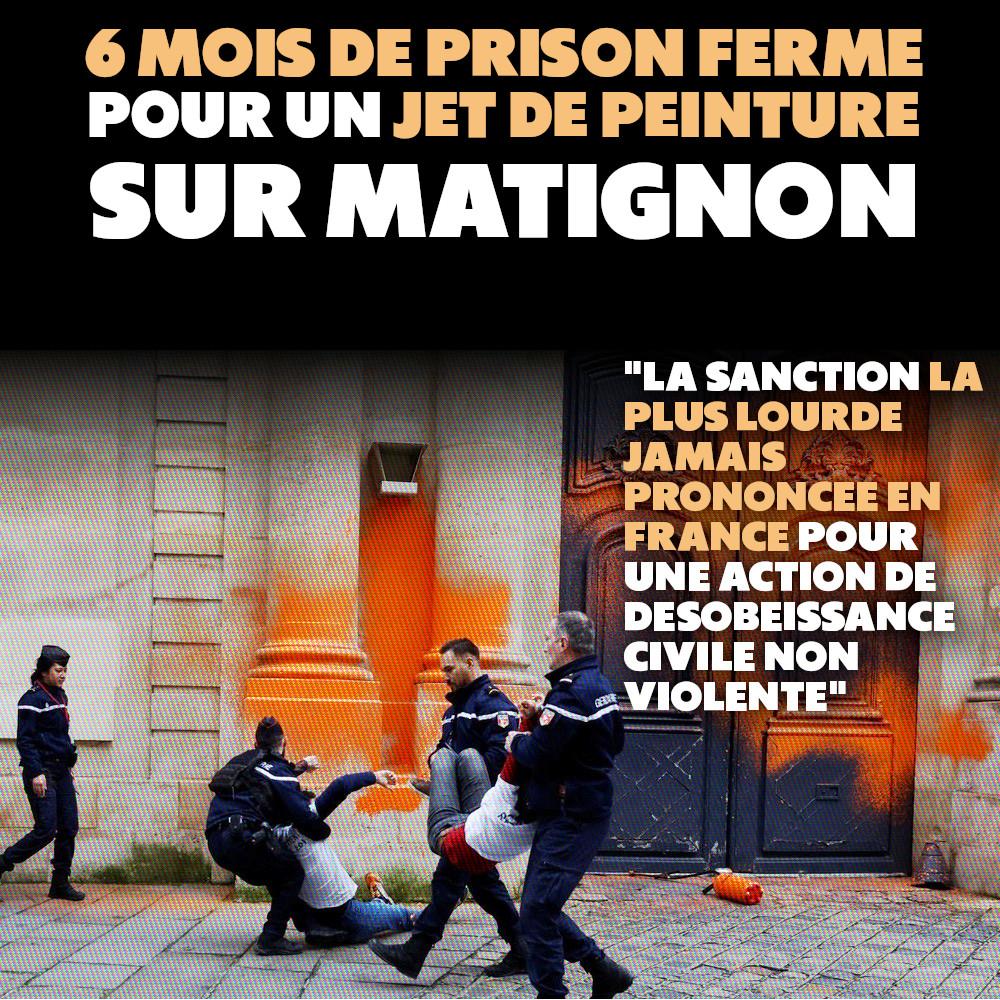 Des gendarmes embarques deux activistes de Dernière Rénovation alors que l'entrée de Matignon est couverte de peinture orange.