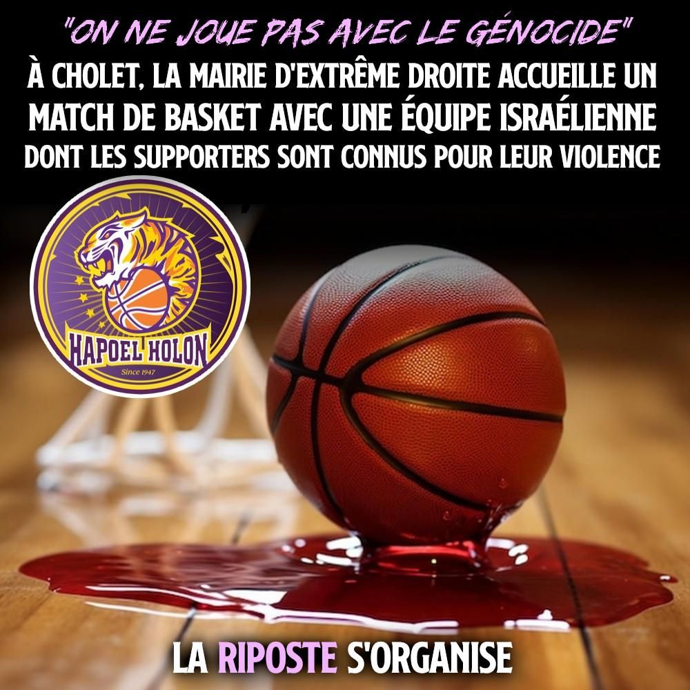À côté du logo du club de l'Hapoël Holon, qui doit affronter Cholet, un ballon de basket laisse couler du sang palestinien.