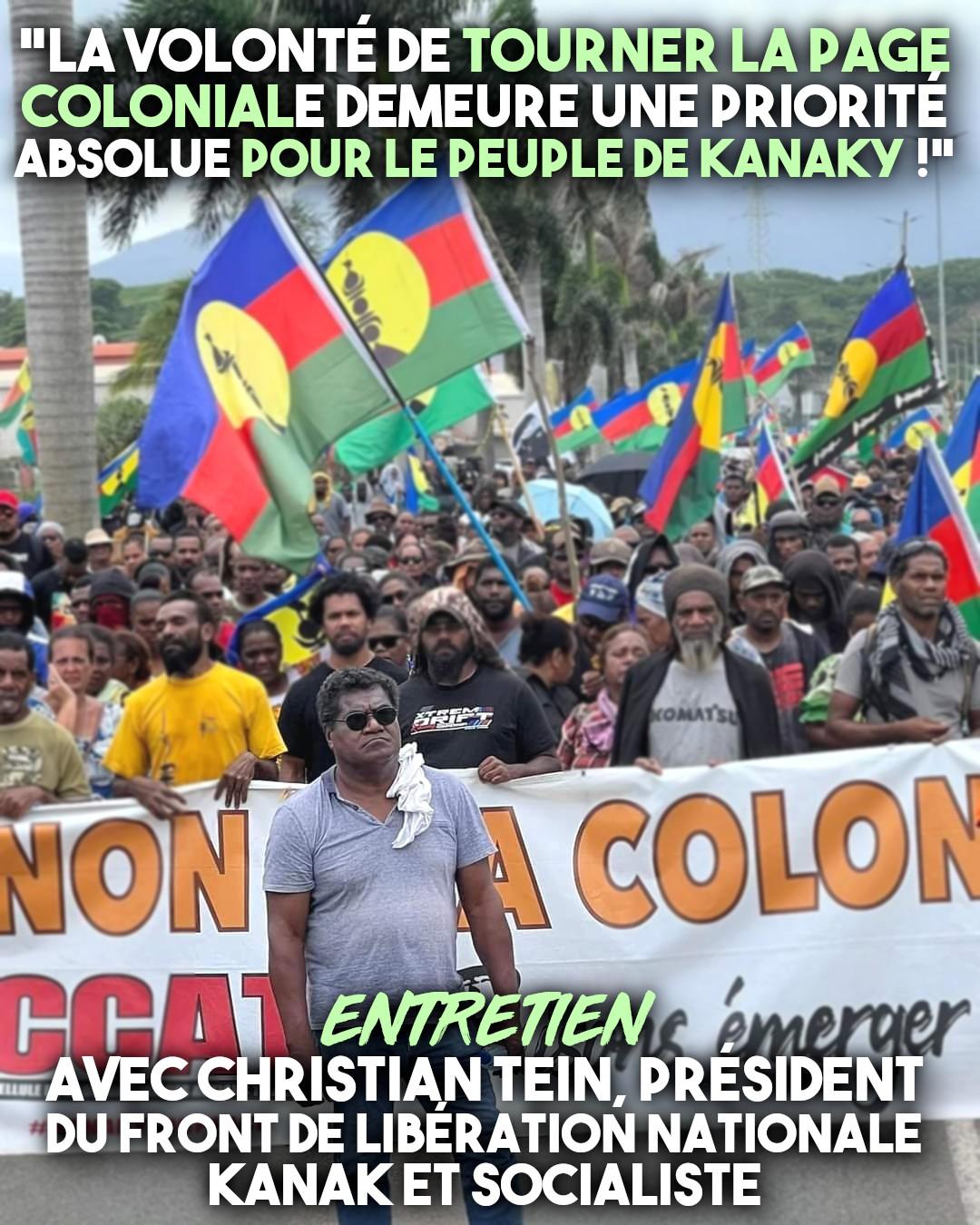 Christian Tein à l'avant d'une manifestation du CCAT brandissant des drapeaux Kanak.