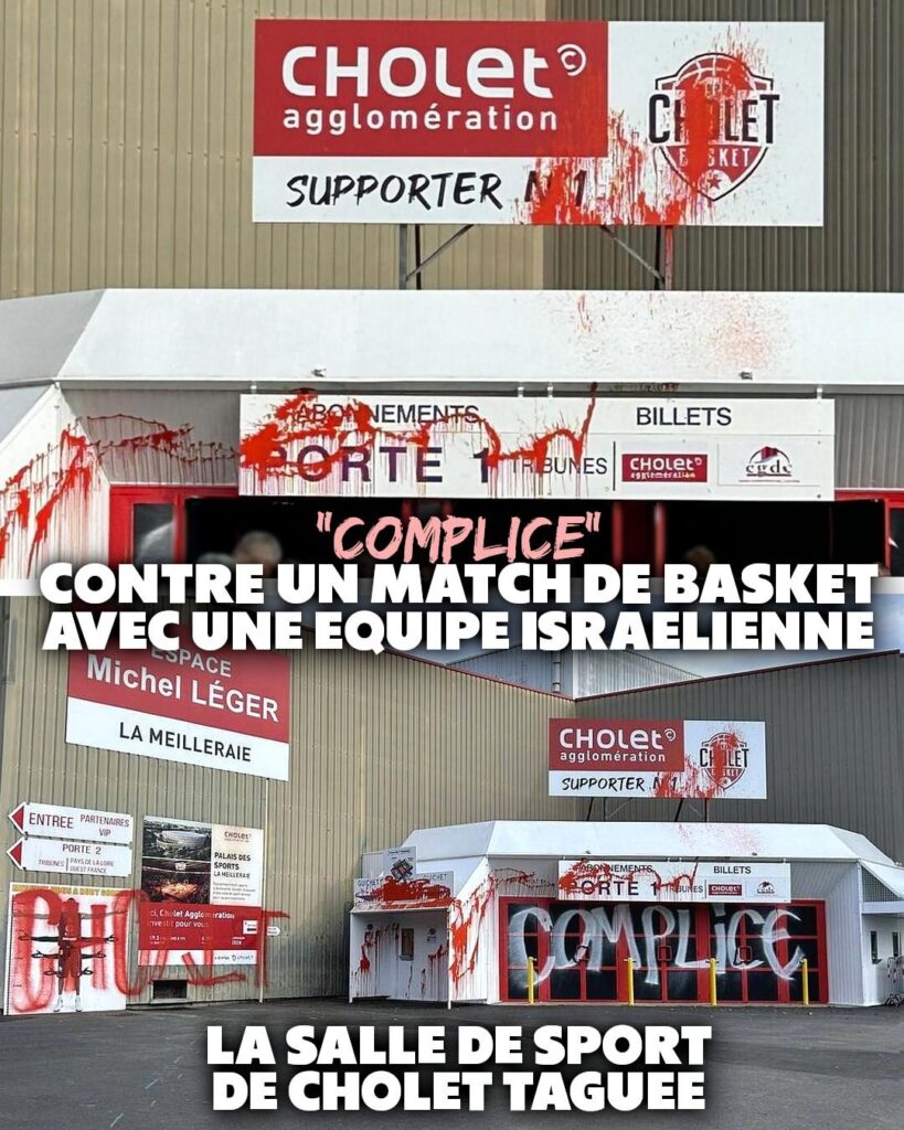 La salle de basket de Cholet comportant l'inscription "complice" à l'entrée des supporters.