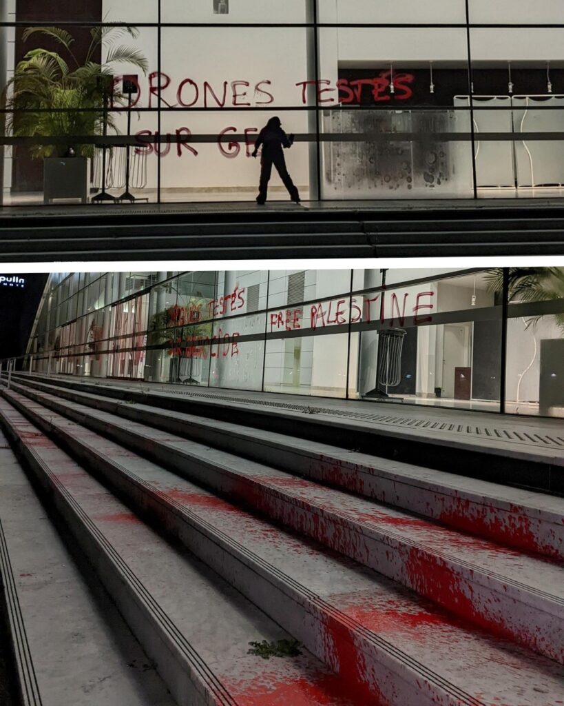 De la peinture rouge se déverse sur les marches menant au salon du drone à Bordeaux.