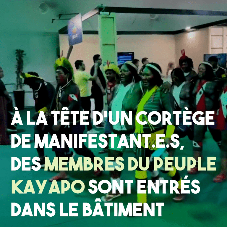 Des membres de la tribu Kayapo ont pénétré la zone verte de la COP30 à Belem.