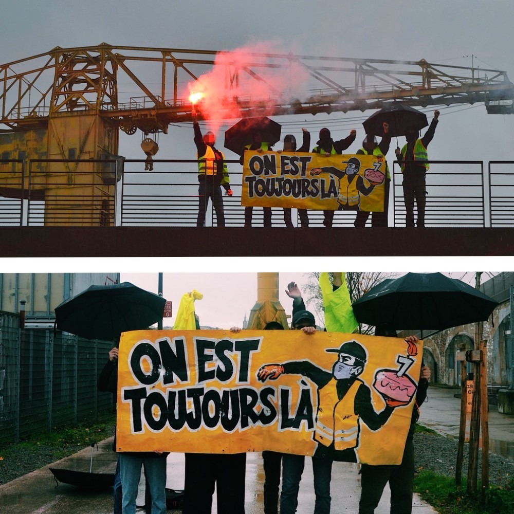 Une banderole proclame "On est toujours là" devant la grue jaune de Nantes pour les 7 ans des Gilets Jaunes.