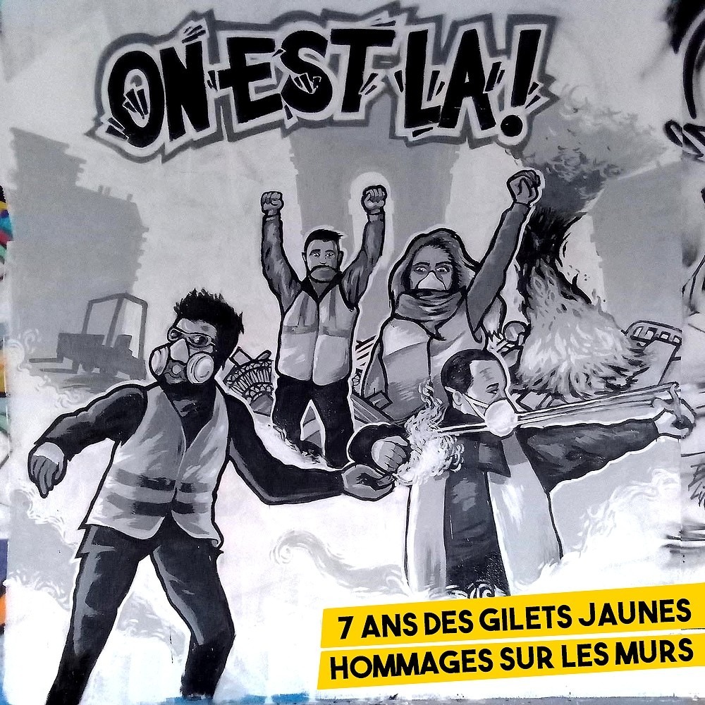 Une fresque représentant des Gilets Jaunes sous le slogan "On est là"