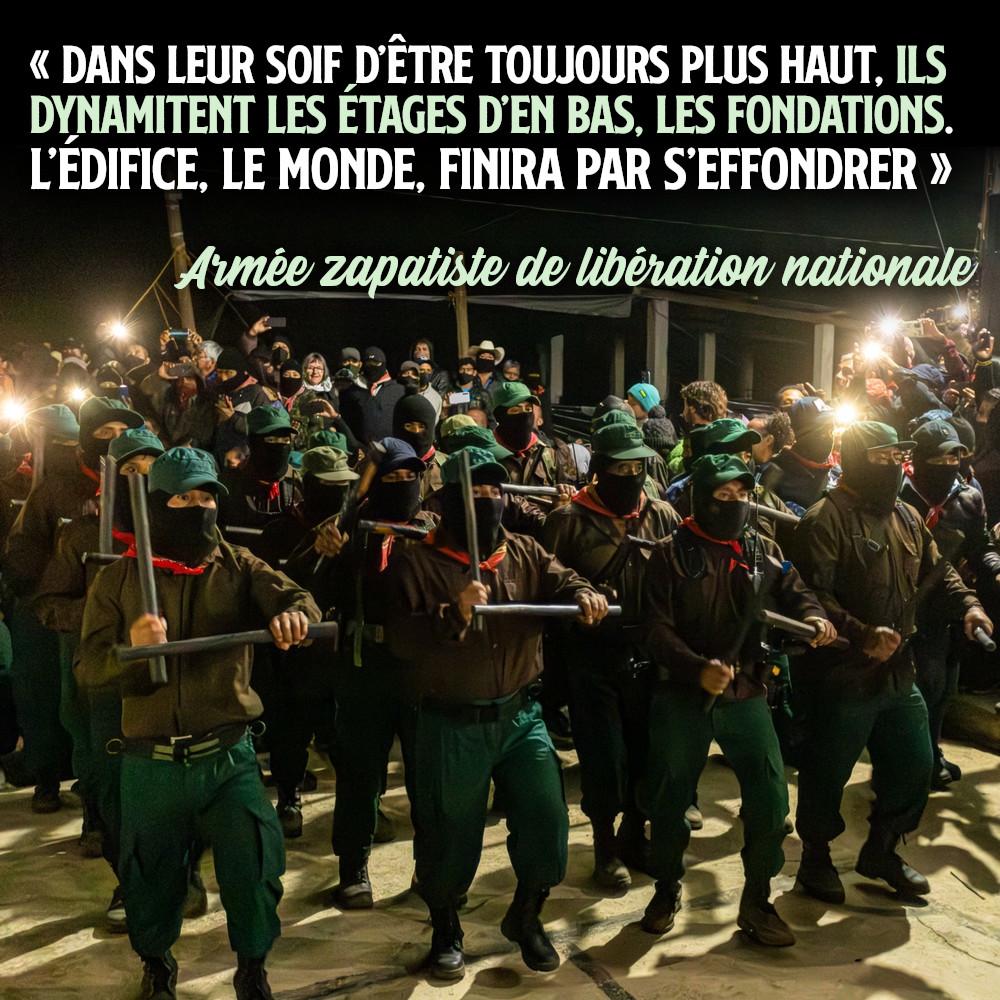 Des combattant·es zapatistes défilent en musique, surmonté·es de cette citation tirées de l'appel "Eux et nous" de l'EZLN : "Dans leur soif d’être toujours plus haut, ils dynamitent les étages d’en bas, les fondations. L’édifice, le monde, finira par s’effondrer".
