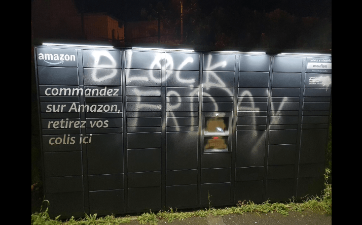 Des casiers Amazon sabotés portent l'inscription "Block friday"