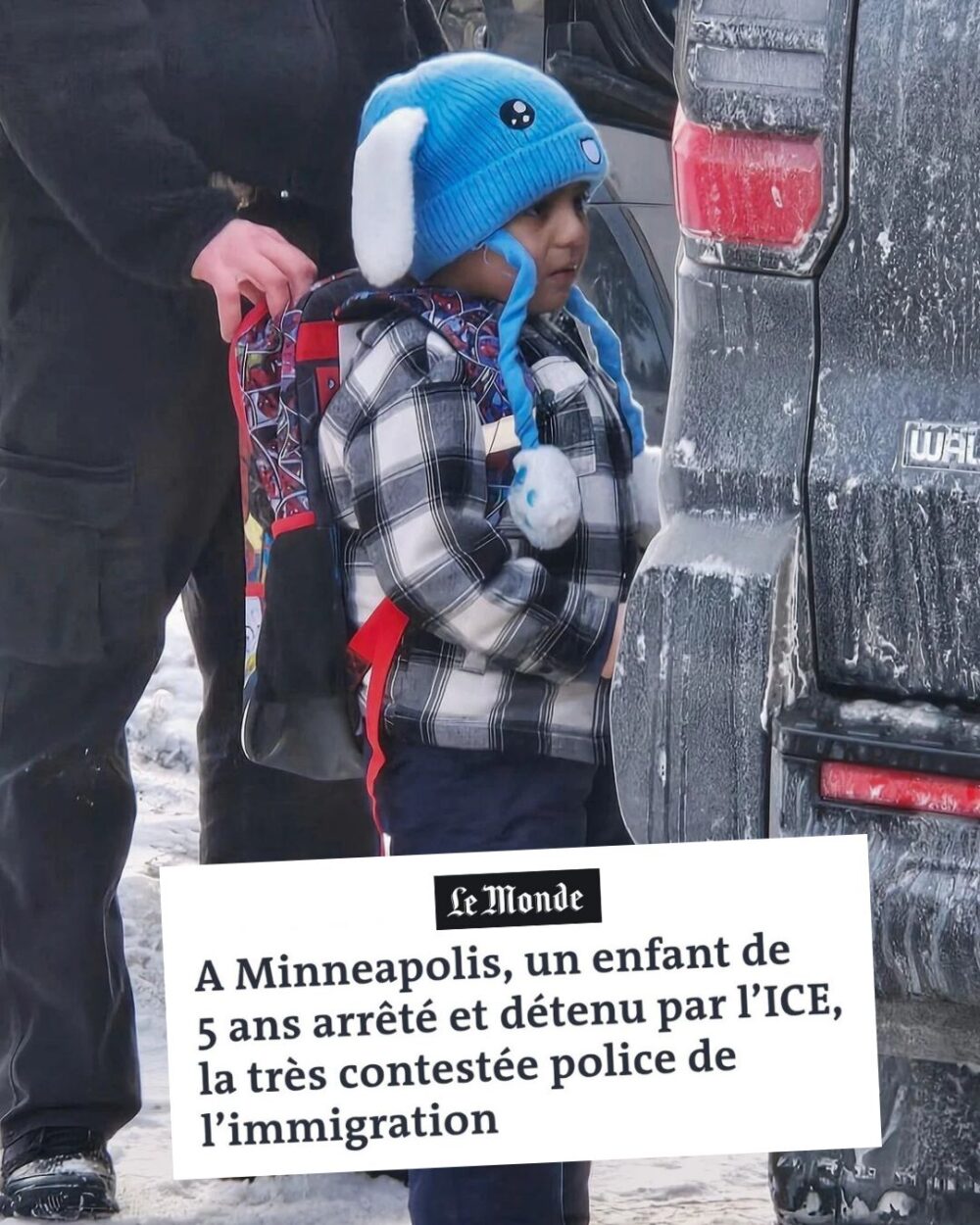 Liam Ramos, enfant de 5 ans, est tenu par le sac à dos par un agent de l'ICE venu l'arrêter.