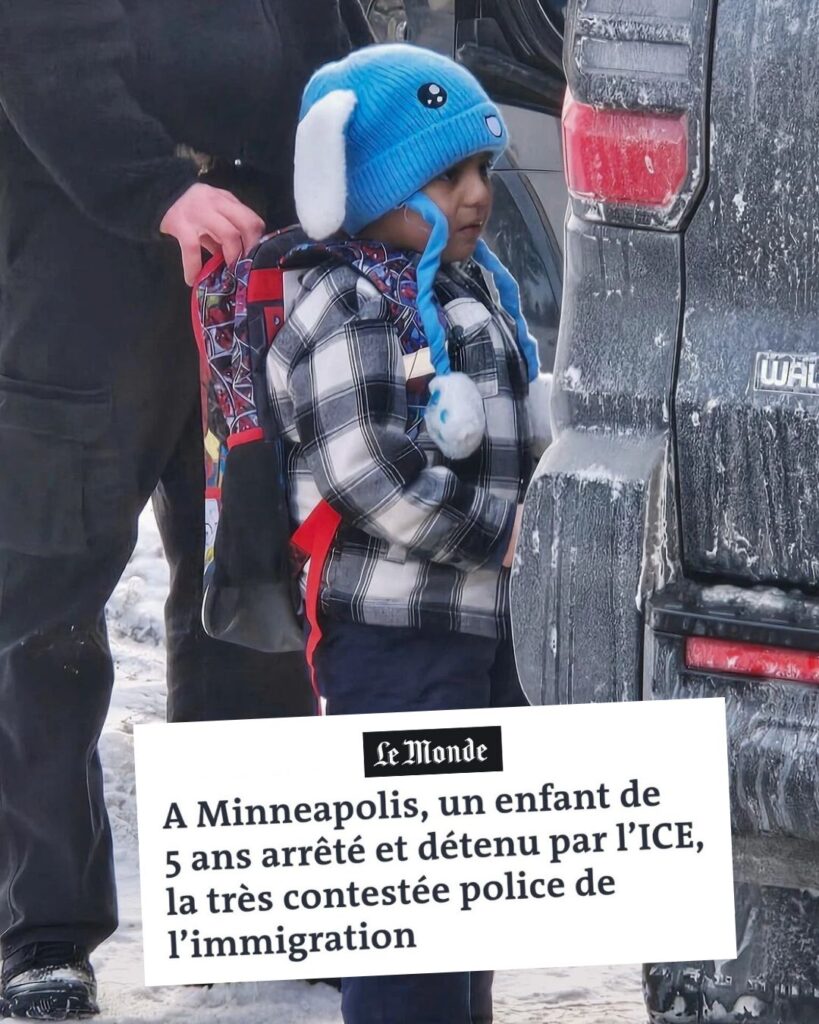 Liam Ramos, enfant de 5 ans, est tenu par le sac à dos par un agent de l'ICE venu l'arrêter.