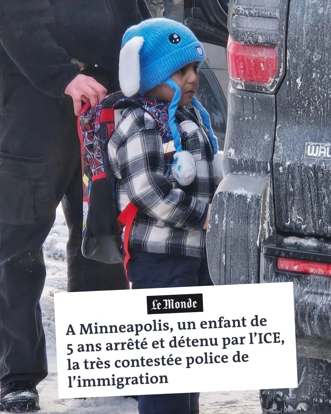 Liam Ramos, enfant de 5 ans, est tenu par le sac à dos par un agent de l'ICE venu l'arrêter.