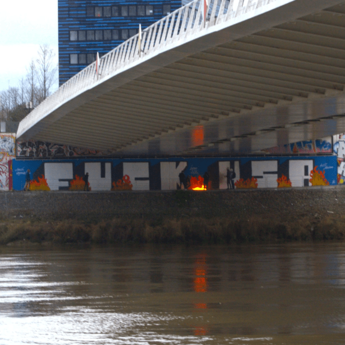 La fresque "Fuck USA" sous un pont de Nantes