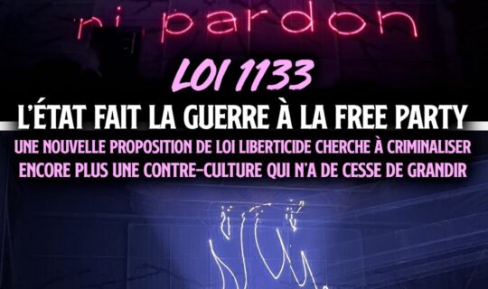 Au-dessus d'un mur de son, des lazers tracent le slogan "Steve : ni oubli, ni pardon"