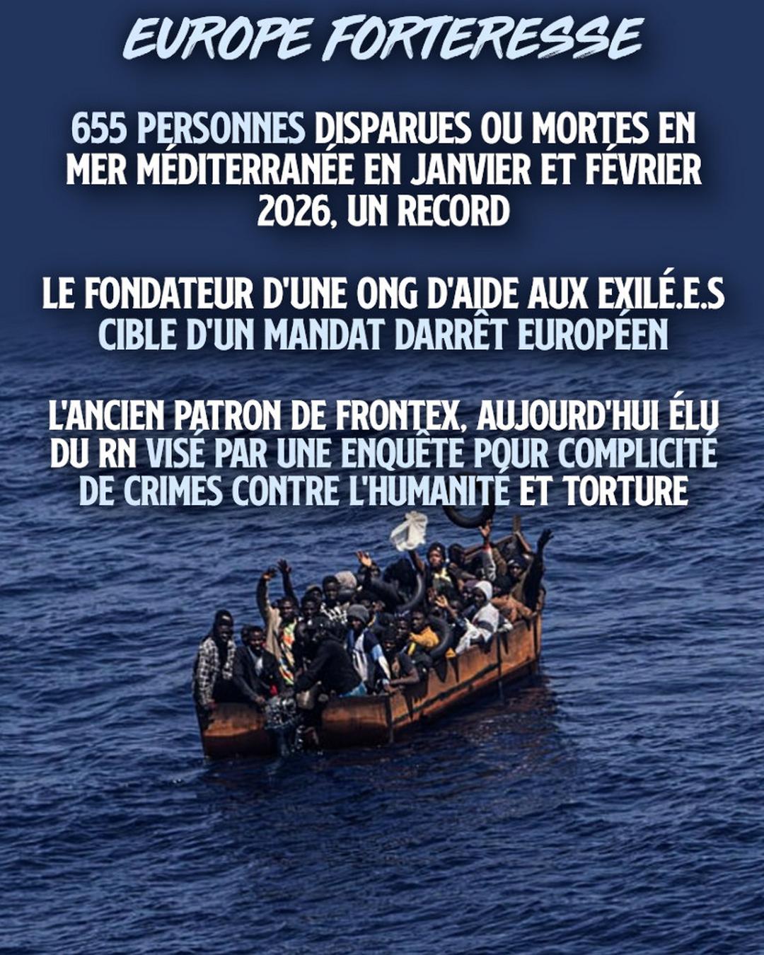 Un petit bateau débordant d'exilés dans la mer Méditerranée.