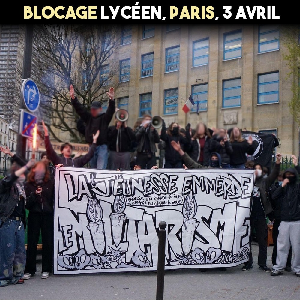 Une banderole réalisée par Black Lines a été déployée devant le blocage, avec les slogans : "La jeunesse emmerde le militarisme" et "Parfois en garde à vue, jamais au garde à vous !"