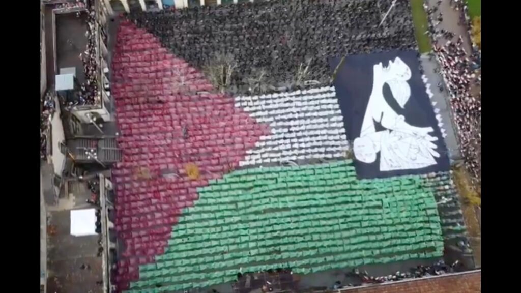 Les habitant·es de Guernica forment un gigantesque drapeau palestinien vu du ciel.