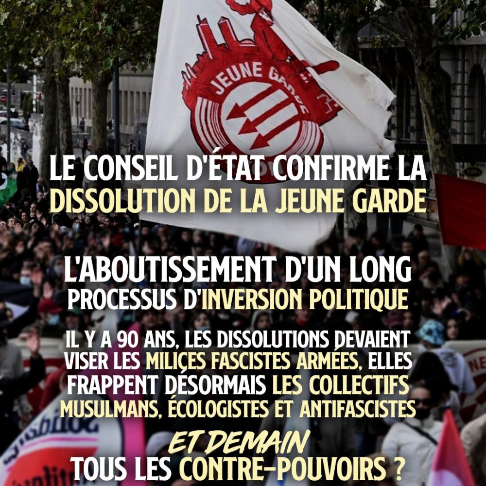 Un drapeau de la Jeune Garde flotte au-dessus d'une manifestation lyonnaise