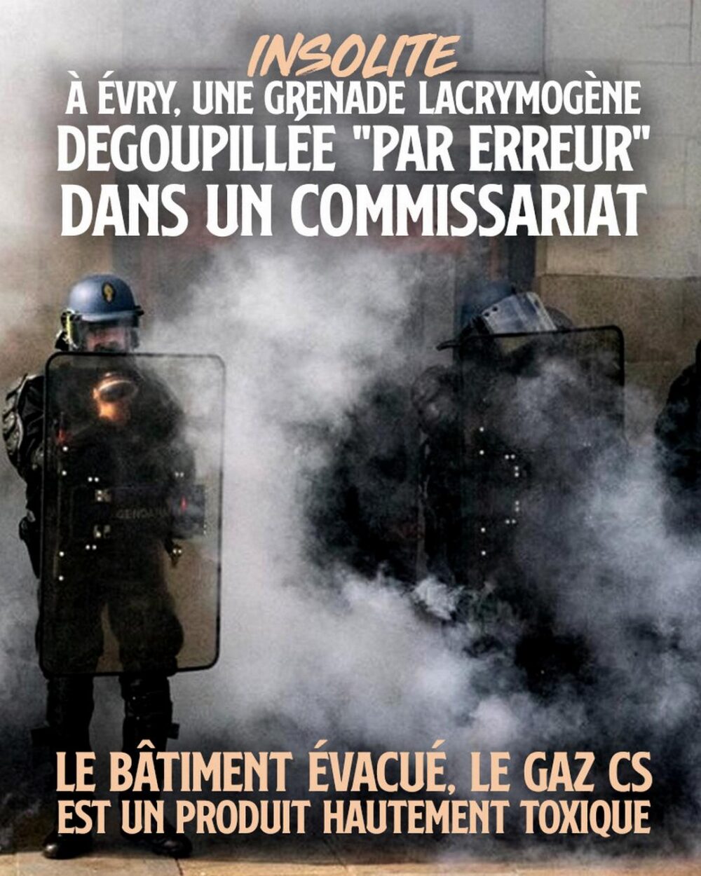 Une grenade lacrymogène disperse sa fumée aux pieds de policiers en tenue de maintien de l'ordre.