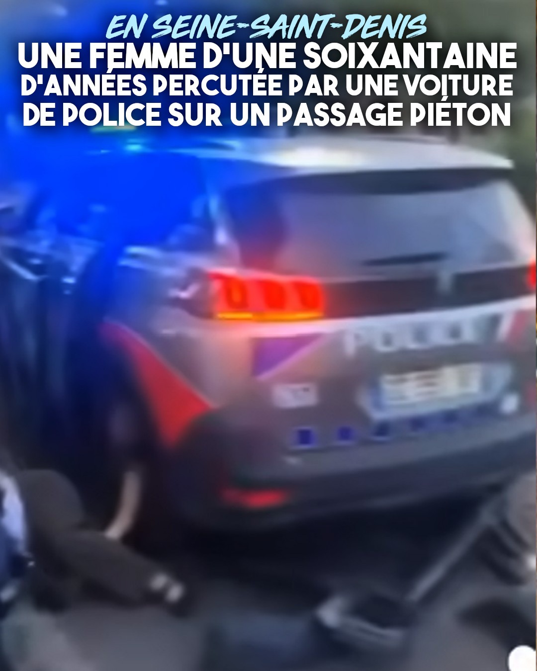 Capture d'écran de la voiture de police encastrée dans des barrières. Au sol, une femme qui s'est fait rouler sur les jambes.