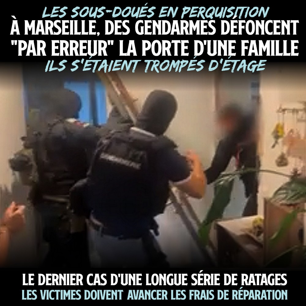 Des policiers cassent une porte lors d'une perquisition