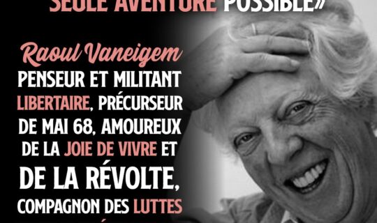 Portrait d'un Raoul Vaneigem vieux et souriant