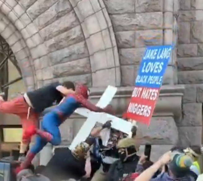 Pour péter la gueule de Jake Lang, Spiderman saute dans le tas.