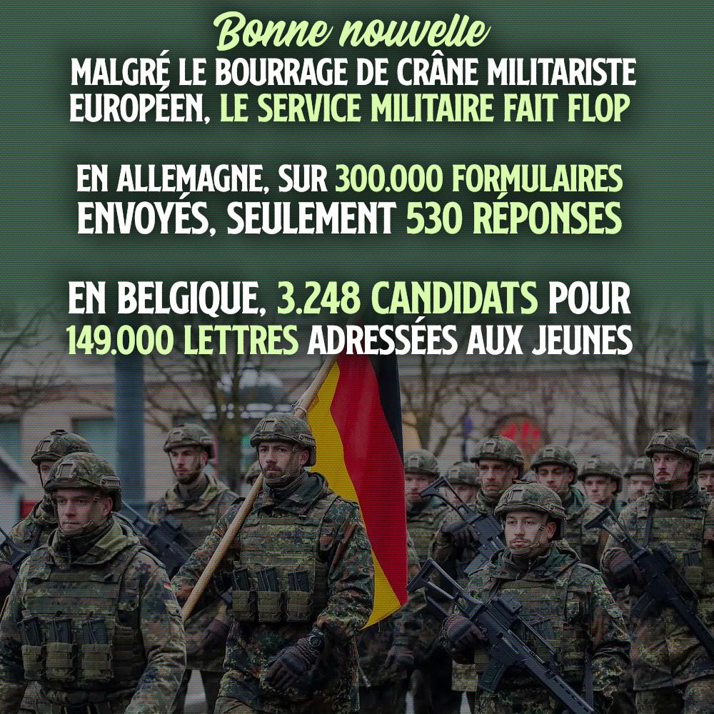 Des militaires allemands parades avec drapeau et armes automatiques.