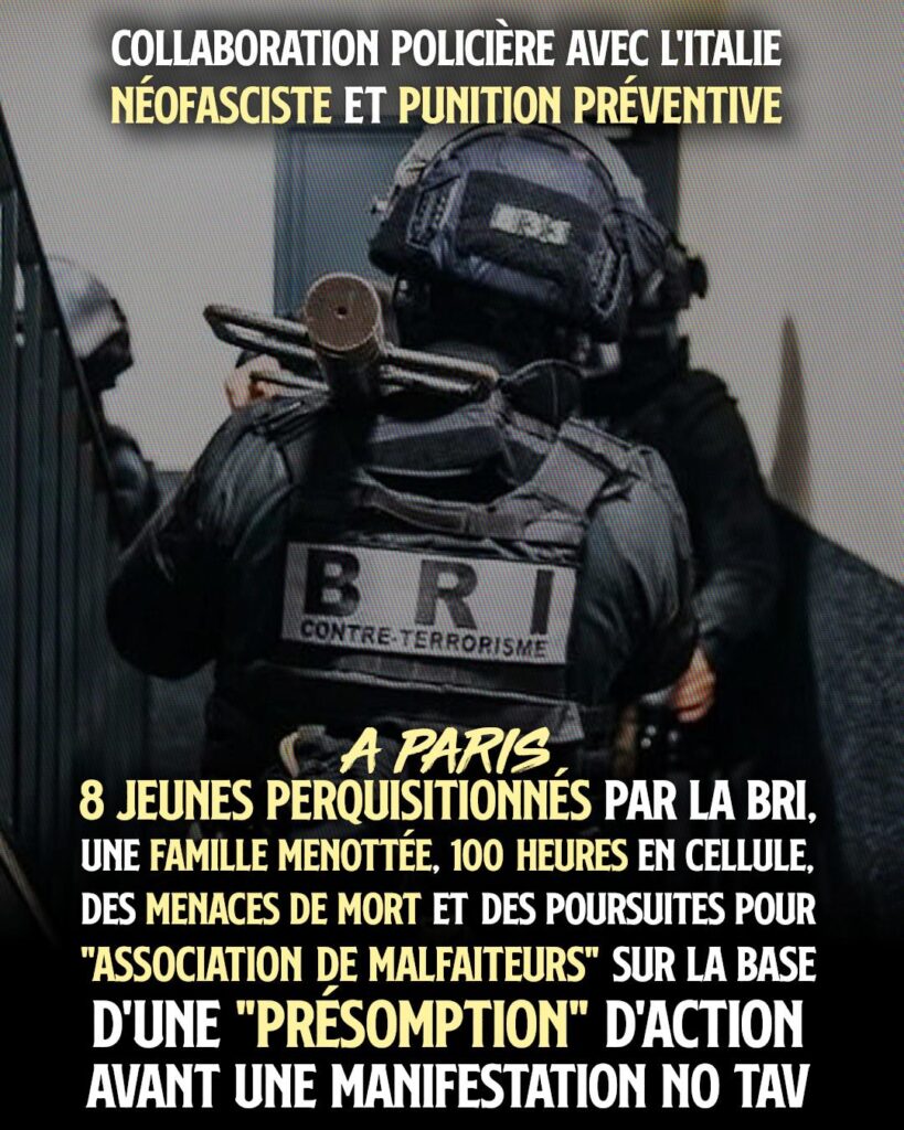 Un policier de la BRI avec un bélier pour défoncer la porte de militants d'ultra-hyper-totale-gauche accusés de peut-être vouloir envoyer des avions en papier sur des lignes de CRS.