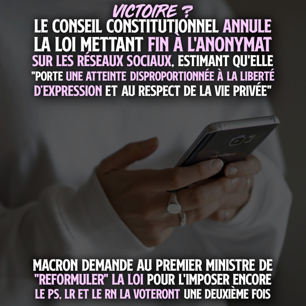 Une ado tient un téléphone portable : pas besoin de vérification d'identité... pour le moment.