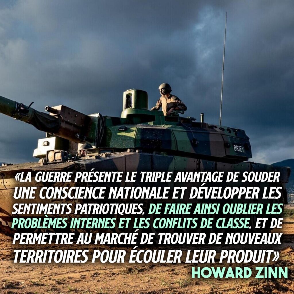 Sur fond de char d'assaut, la pensée antimilitariste d'Howard Zinn : «La guerre présente le triple avantage de souder une conscience nationale et développer les sentiments patriotiques, de faire ainsi oublier les problèmes internes et les conflits de classe, et de permettre au marché de trouver de nouveaux territoires pour écouler leur produit».