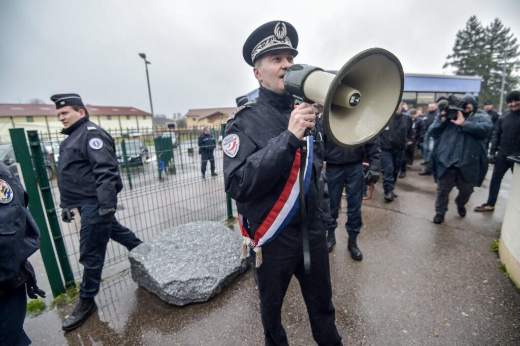 Un bouffon fait des sommations dans un mégaphone