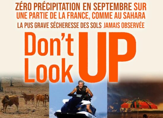 Entre des vaches qui broutent une herbe désechée et des touristes observant un incendie géant, Macron fait du jet-ski pour ses dernières vacances de président.