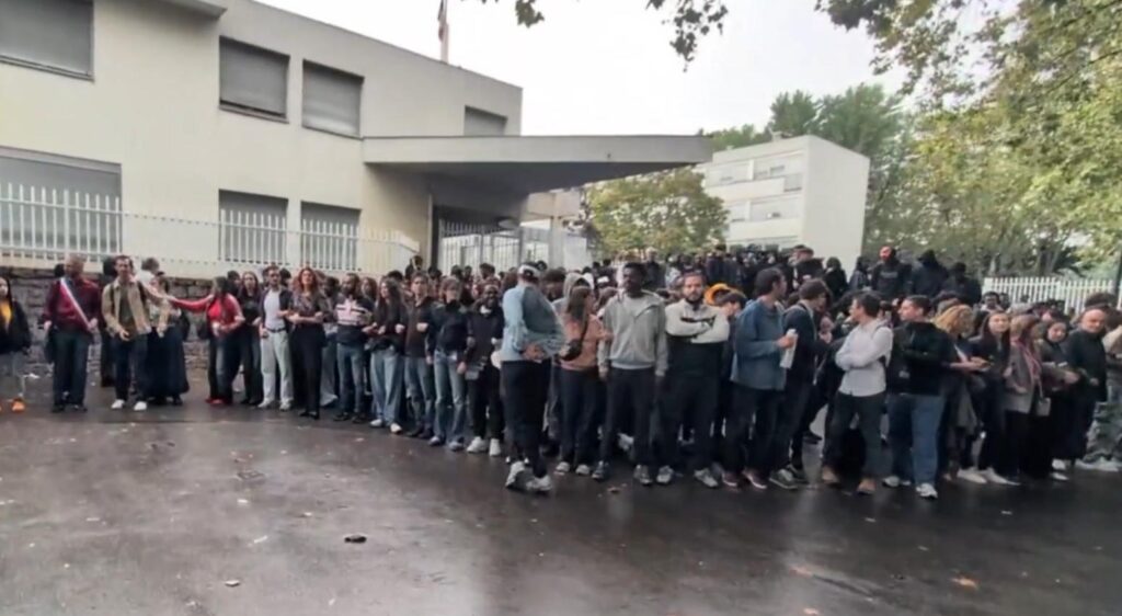 au lycée Paul Éluard de Saint-Denis, le personnel éducatif est sorti ce matin pour former une chaîne humaine face à la police pour protéger les lycéen·nes