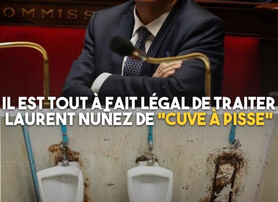Dans des toilettes publiques en sale état, seuls deux urinoirs sont présents, car la troisième cuve à pisse est partie au gouvernement.