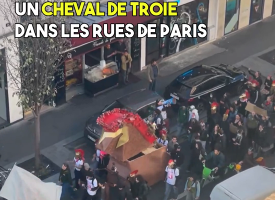C'est l'une des images marquantes du jour : un cheval mobile de plusieurs mètres de haut qui parade dans les rues de la capitale ce samedi 17 octobre.