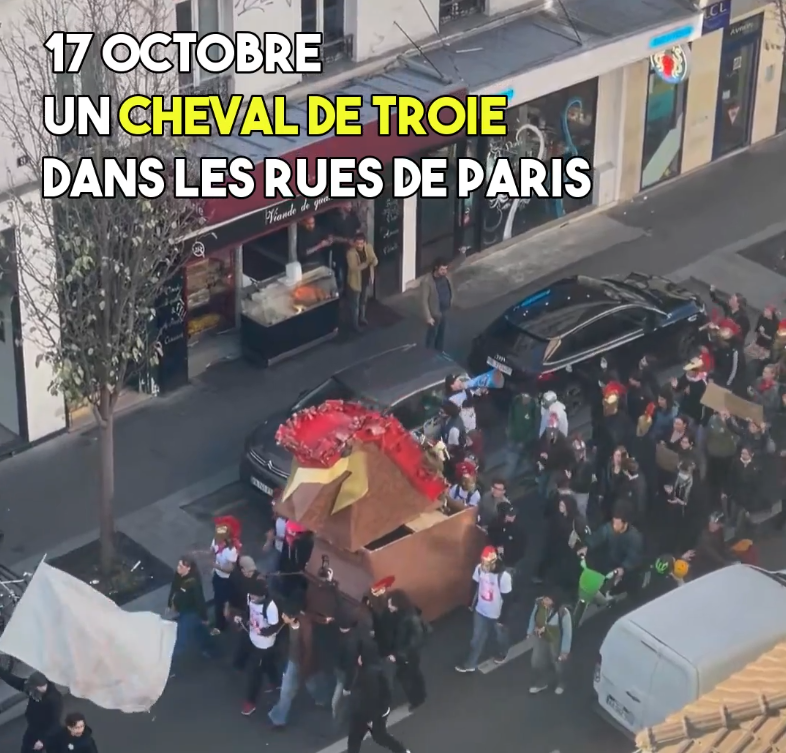 C'est l'une des images marquantes du jour : un cheval mobile de plusieurs mètres de haut qui parade dans les rues de la capitale ce samedi 17 octobre.
