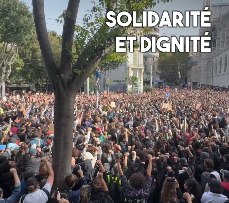 À Marseille une foule immense fait une minute de silence pour les victimes de l’attentat de Trappes