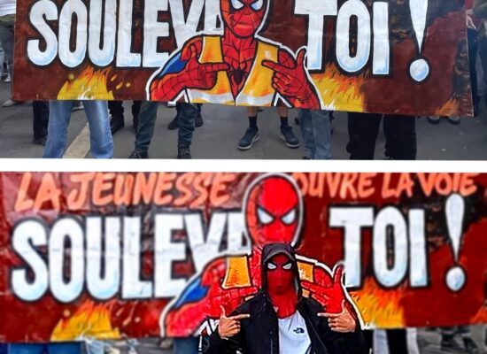 À Nantes ce mardi 6 octobre, un jeune portant un masque de spiderman pose devant une banderole.
