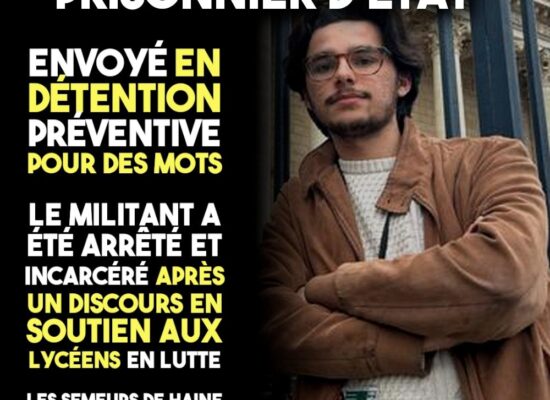 Ritchy Thibault posant devant l'Assemblée Nationale.