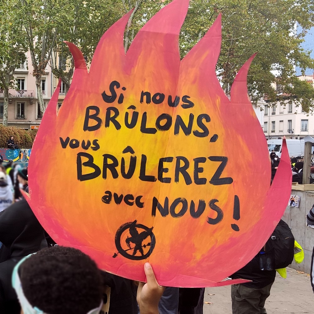 Au-delà du courage des affrontements, ce qui marque dans les manifestations de ces derniers jours, c’est le nombre impressionnant de pancartes au sein des cortèges, et leur extraordinaire inventivité