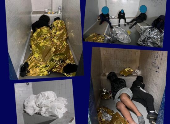 Les photos d'Elsa Marcel montrent des mineurs entassés dans des cellules à Bobigny, où la République enferme ses enfants.