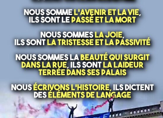 Une banderole suspendue aux toits de Paris ce 17 octobre : "Le peuple vaincra"